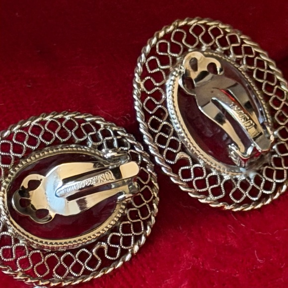 Vtg Whiting and Davis Glass Cameo Clip Earrings - Picture 5 of 7